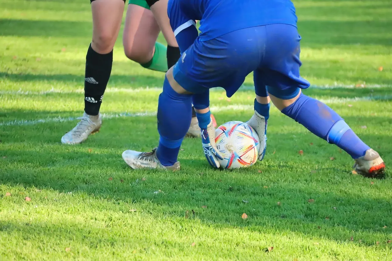 Eerste Divisie runde 7: mål, straffe og sene afgørelser i en tæt og intens spillerunde
