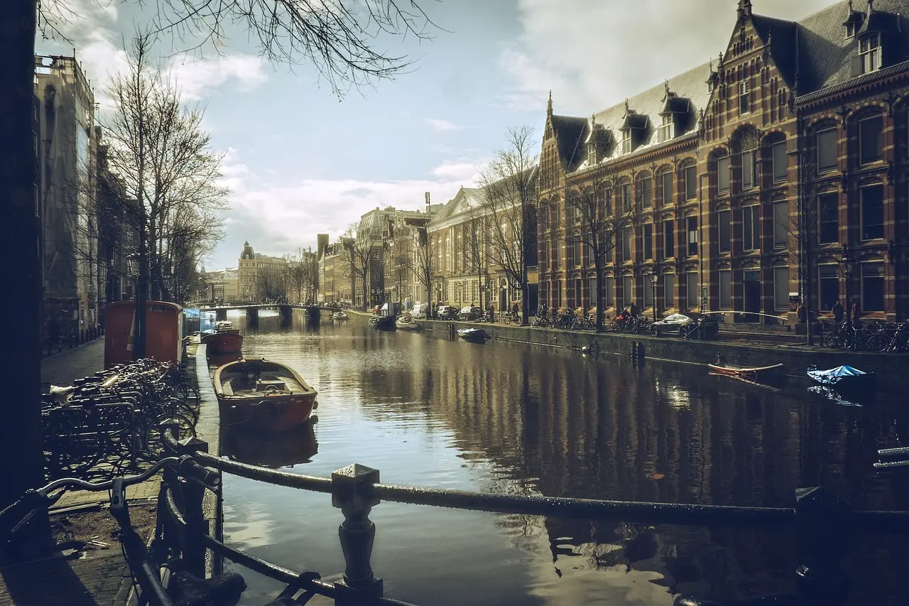 Hvordan er vejret i Amsterdam i uge 7?