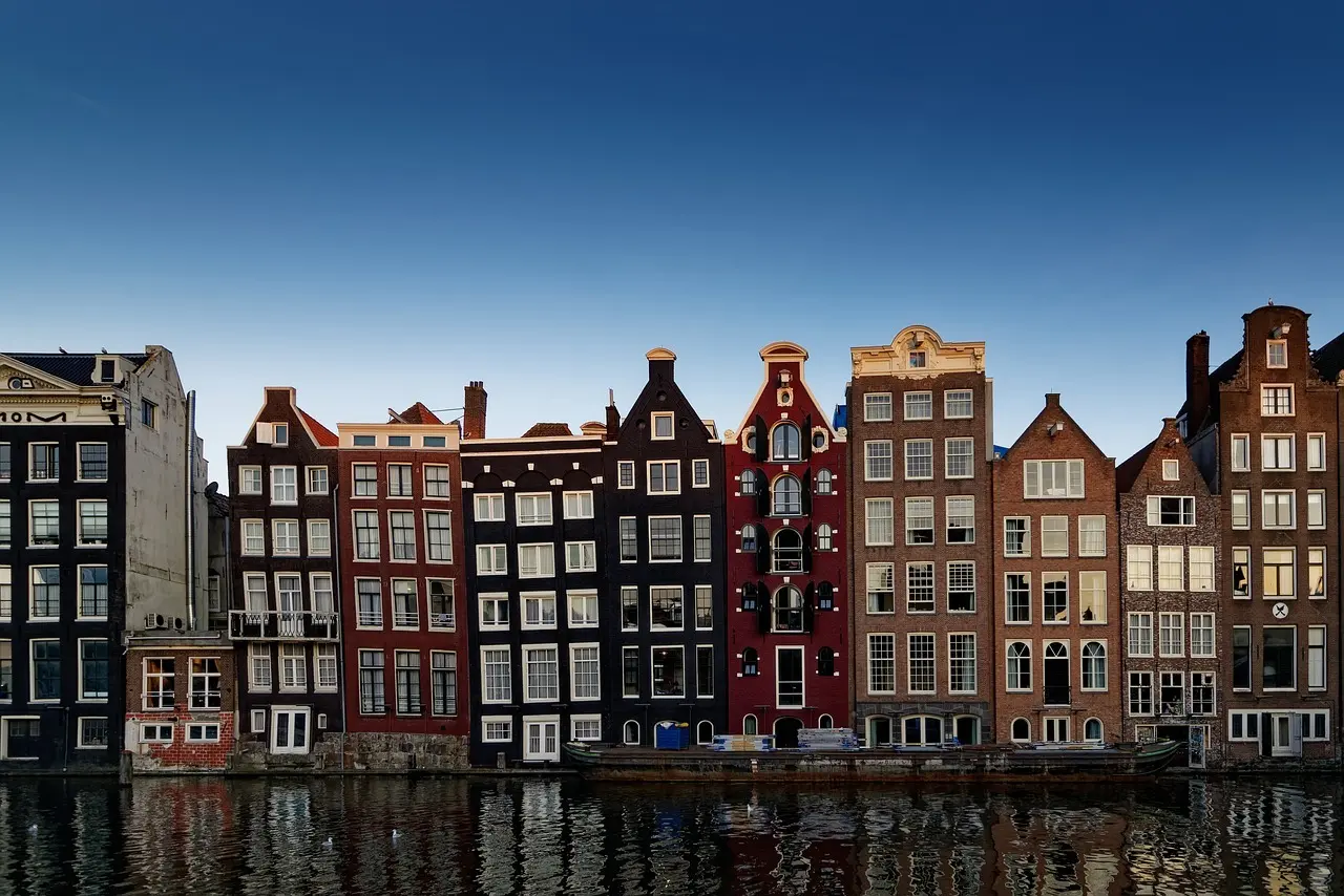 Hvordan er vejret i Amsterdam i januar måned?