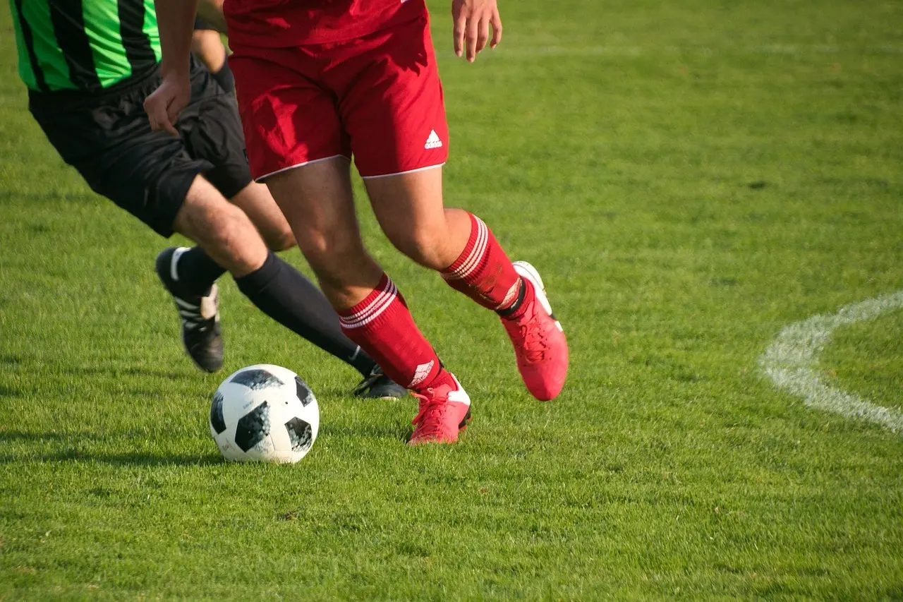 Sen afgørelse i Spakenburg og sikre hjemmebanesejre: Tweede Divisie-runde med sene scoringer og tætte opgør