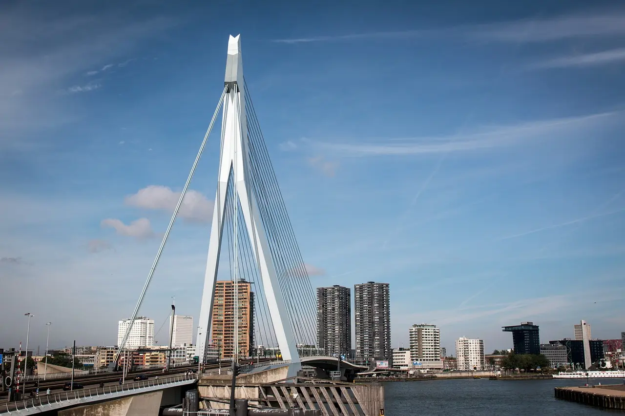 Hvordan er vejret i Rotterdam i februar måned?