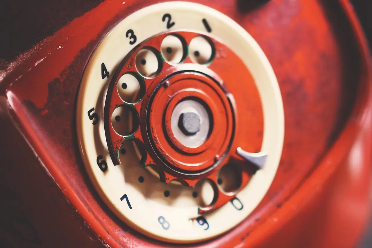 Hvem ringer fra telefonnummer 76 25 97 20?