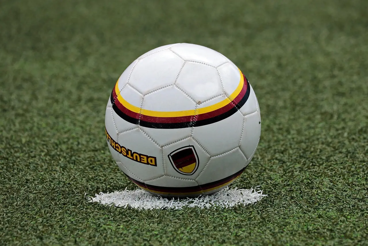 Dramatik, sene scoringer og straffespark – fuld rundeoverblik fra Eerste Divisie runde 13