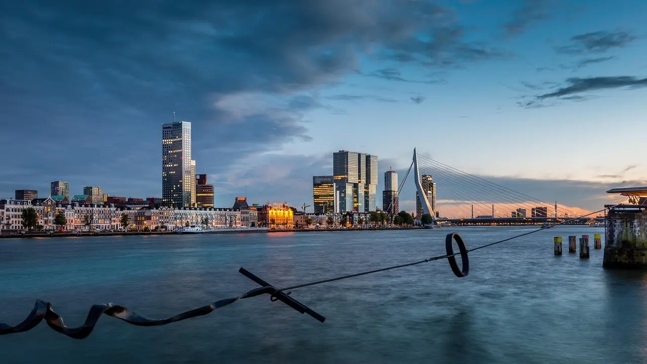 Hvordan er vejret i Rotterdam i maj måned?