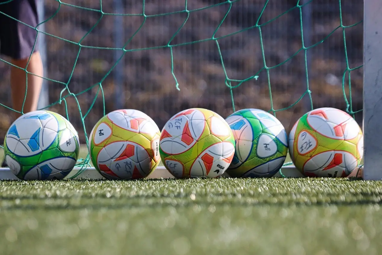 Derde Divisie (Sunday), runde 3: udebanestyrke, målfest og delte point