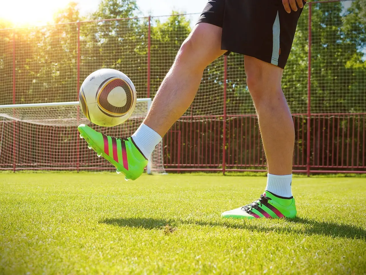 Dramatiske slutminutter, klare hjemmesejre og VAR-omdrejningspunkter: Eredivisie-runde 33 samlet her
