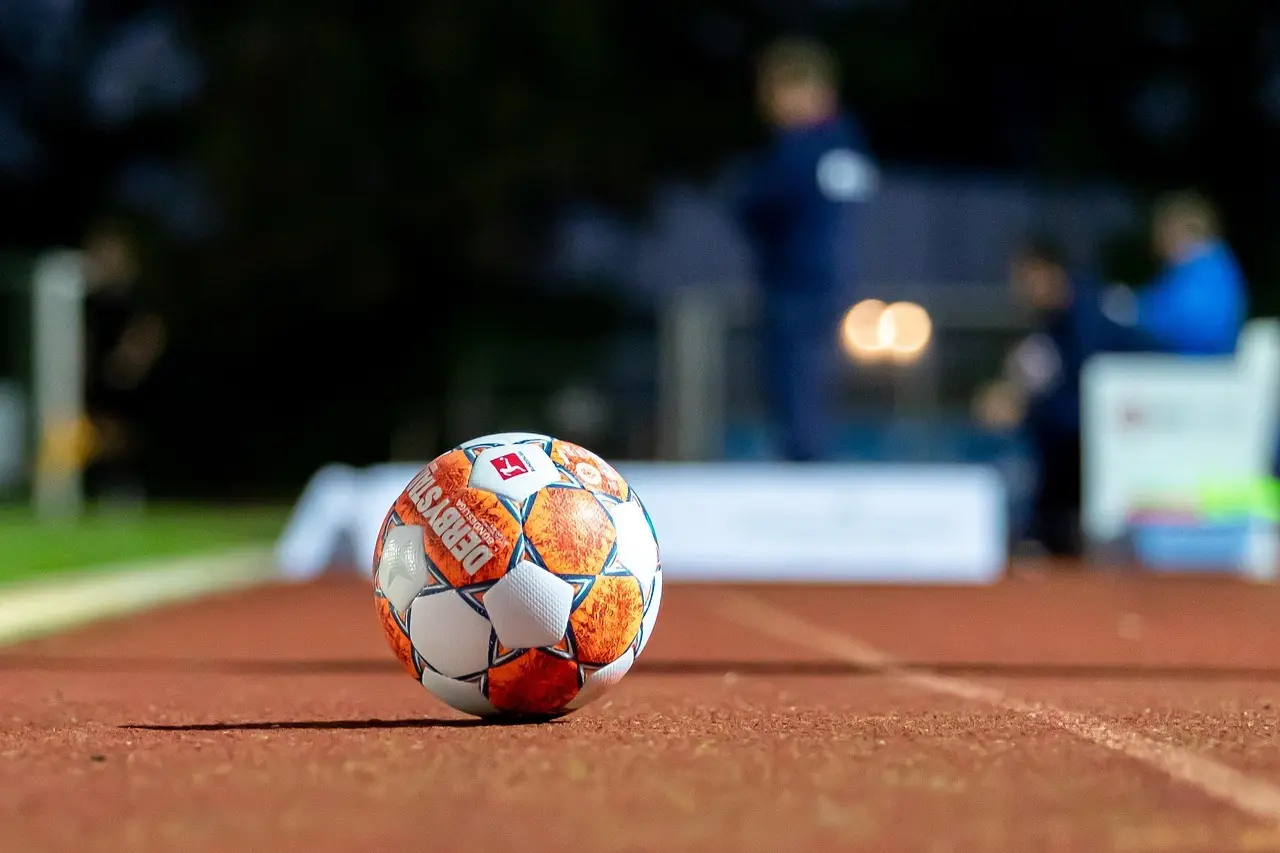 Eerste Divisie runde 14: mål, sene afgørelser og intensitet over hele linjen